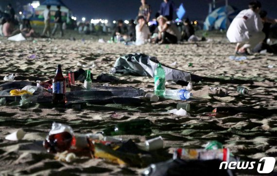 3일 오전2시 경포해수욕장 해변에 피서객들이 먹고 마신 술병과 쓰레기들이 돗자리 채 그대로 버려져 있다. 2019.8.3/뉴스1 © News1 장시원 인턴기자