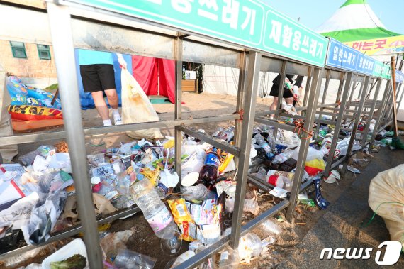 3일 오전 강원도 속초해수욕장에서 부업 대학생들이 쓰레기장 주변을 청소하고 있다. 2019.8.3/뉴스1 © News1 고재교 기자