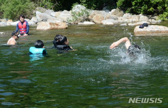 전북지역 물놀이 사망사고가 매해 지속돼 대책이 요구된다. 사진은 전북 남원 계곡 물놀이 자료사진. /사진=뉴시스