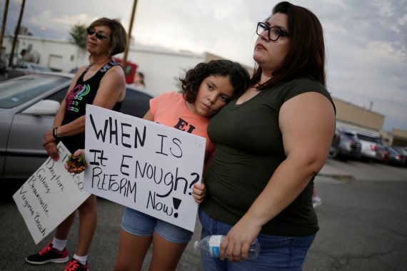 People take part in a rally against hate a day after a mass shooting at a Walmart store, in El Paso, Texas, U.S. August 4, 2019. REUTERS/Jose Luis Gonzalez /REUTERS/뉴스1 /사진=