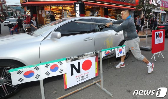 인천시 구월문화로 상인회가 지난 7월 23일 인천 구월동의 한 거리에서 일본 경제보복을 규탄하며 일본차량인 렉서스를 부수고 있다.