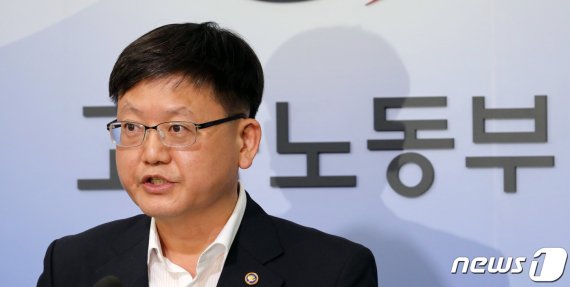 정부 "내년 최저임금에 靑외압 없었다…고용·경제 고려"(종합)