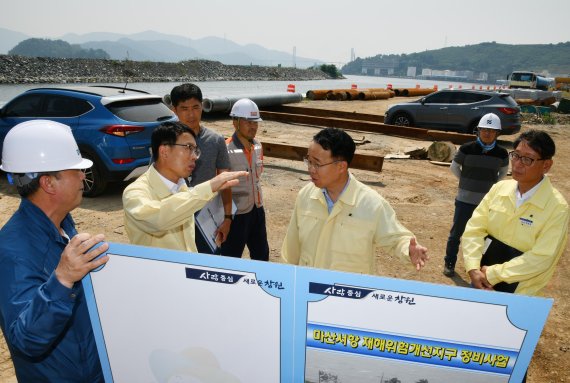 박성호 경남도 행정부지사(오른쪽 두번째)가 5일 창원 마산서항 재해위험개선지구 정비사업 현장과 마산구항 지역 내 방재언덕 현장을 찾아 태풍 대비 현장점검을 벌이고 있다./사진=경남도