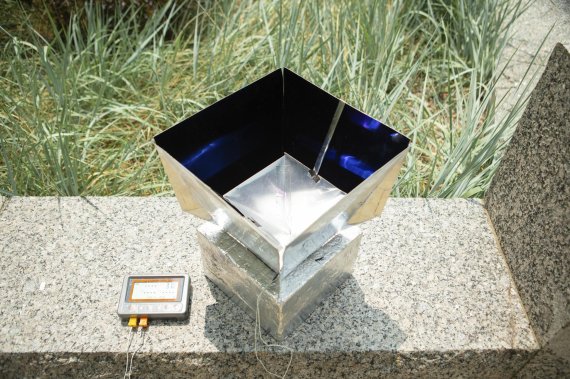 이 시스템은 상자 내부의 공기에서 열을 흡수하고 하늘로 날려보냄으로써 주변을 식히는 데 도움을 준다. 미국 버팔로 대학교 제공