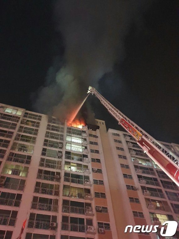 5일 오후 11시10분쯤 전남 목포시 옥암동의 한 아파트 15층에서 화재가 발생, 소방당국에 의해 47분여 만에 진화됐다. 불로 1명이 연기를 흡입해 병원으로 이송됐고, 주민 100여명이 대피한 것으로 전해졌다.(전남 목포소방서 제공) 2019.8.6/뉴스1 © News1 전원 기자
