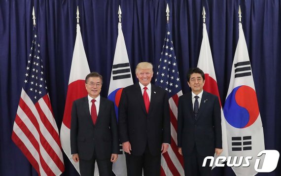 문재인 대통령(왼쪽)과 도널드 트럼프 미국 대통령, 아베 신조 일본 총리가 지난 2017년 7월 독일 함부르크에서 열린 G20 정상회의에 참석하고 있다. (뉴스1 DB)