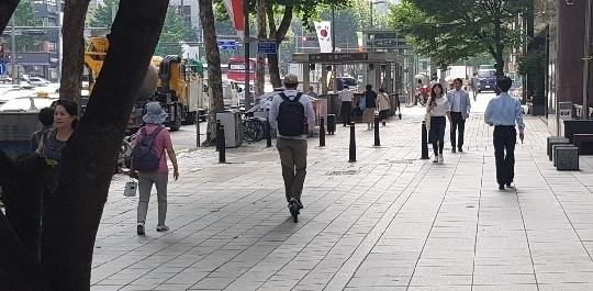 지난 5일 오후 서울 강남구 테헤란로에서 전동킥보드 이용자가 인도를 가로지르며 주행하고 있다. 사진=박광환 인턴기자