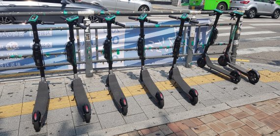 서울시내 도로에서 쉽게 볼 수 있는 전동킥보드 공유 서비스. 사진은 홍익대학교 정문 앞에 7대의 전동 킥보드가 주차돼 있는 모습. 출처=fnDB