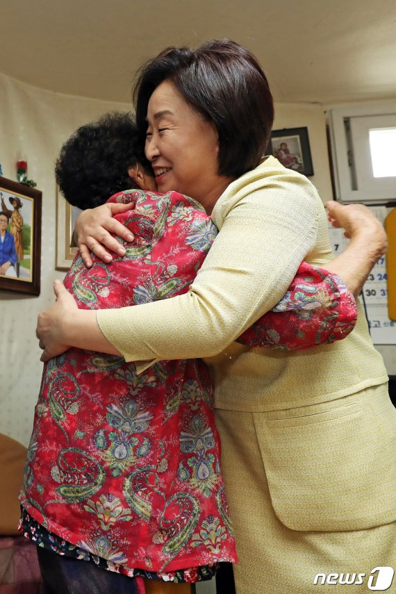 심상정 정의당 대표가 6일 오후 광주 양동 근로정신대 피해자 양금덕 할머니 집을 찾아 할머니와 포옹하고 있다. 양금덕 할머니는 1944년 미쓰비시중공업 나고야항공기제작소로 동원된 여자 근로정신대 피해자다. 2019.8.6 /뉴스1 © News1 황희규 기자