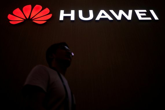 FILE PHOTO: A man walks past a sign board of Huawei at CES (Consumer Electronics Show) Asia 2018 in Shanghai, China June 14, 2018. REUTERS/Aly Song/File Photo /REUTERS/뉴스1 /사진=
