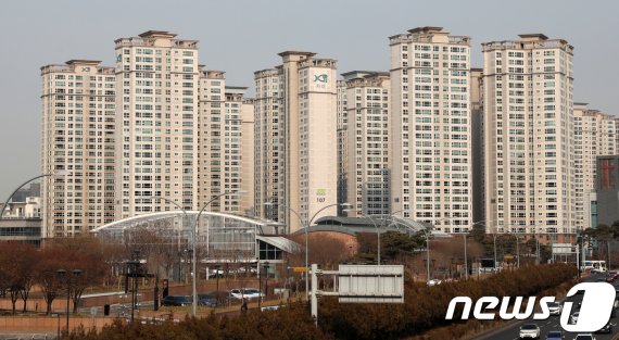 서울의 고가주택의 가격이 2010년 이후 9년동안 가장 높은 상승률을 보인 것으로 나타났다. 18일 KB국민은행이 내놓은 자료에 따르면 올해 1월 기준 서울의 주택 상위 20%(5분위 주택)의 평균 가격은 13억6천818만원으로, 지난해 같은 달(11억9천992만원)보다 14.02% 상승했다. 서초구 반포동 반포자이와 래미안퍼스티지, 강남구 개포동 주공1단지, 대치동 은마아파트 등의 매매가격이 포함된 KB선도아파트 50지수는 올해 1월 기준 지난해 같은 달보다 21.15% 상승했다. 사진은 이날 서울 서초구 반포 자이 아파트. 20