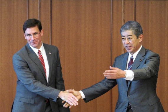 지난 7일 일본을 방문한 마크 에스퍼 신임 미 국방장관과 이와야 다케시 일본 방위상이 인사를 나누고 있다. 로이터 뉴스1