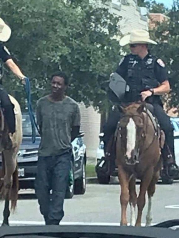 흑인 밧줄 묶어 연행한 美경찰 논란.. "노예제도 연상"
