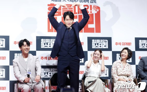 배우 차승원(왼쪽부터), 박해준, 전혜빈, 김혜옥이 7일 오후 서울 강남구 압구정 CGV에서 열린 영화 '힘을 내요, 미스터 리' 제작 보고회에 참석해 환한 미소를 짓고 있다. ‘힘을 내요, 미스터 리’(감독 이계벽)는 아이 같은 아빠 철수(차승원 분)와 어른 같은 딸 샛별(엄채영 분), 마른하늘에 딸벼락 맞은 철수의 좌충우돌 코미디다. 2019.8.7/뉴스1 © News1 권현진 기자