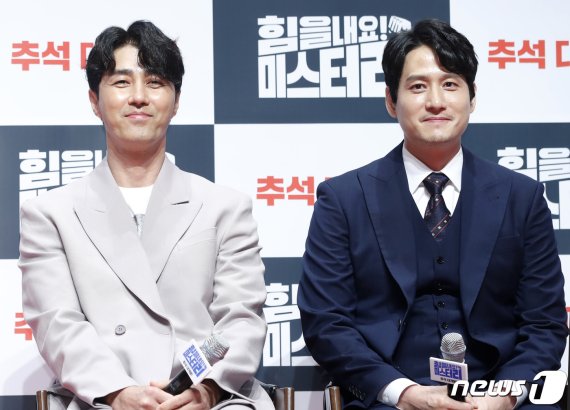 배우 차승원, 박해준(오른쪽)이 7일 오후 서울 강남구 압구정 CGV에서 열린 영화 '힘을 내요, 미스터 리' 제작 보고회에 참석해 옅은 미소를 짓고 있다. ‘힘을 내요, 미스터 리’(감독 이계벽)는 아이 같은 아빠 철수(차승원 분)와 어른 같은 딸 샛별(엄채영 분), 마른하늘에 딸벼락 맞은 철수의 좌충우돌 코미디다. 2019.8.7/뉴스1 © News1 권현진 기자
