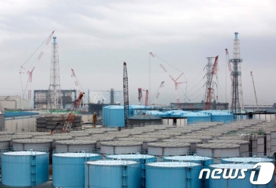 일본 후쿠시마 제1원자력발전소 부지 내의 방사성 오염수 저장 탱크. © AFP=뉴스1 /사진=뉴스1