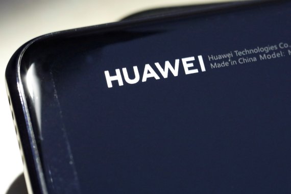 FILE PHOTO: A Huawei device is pictured in the Manhattan borough of New York, New York, U.S., July 22, 2019. REUTERS/Carlo Allegri/File Photo /REUTERS/뉴스1 /사진=