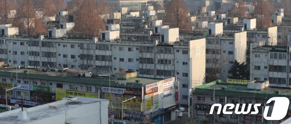 서울 서초구의 한 재건축 아파트 모습.(자료사진)© News1 구윤성 기자