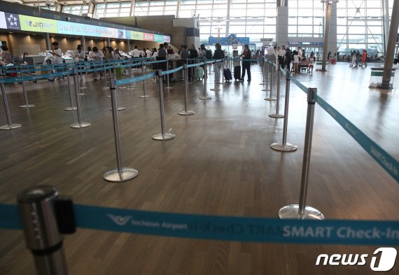 일본의 보복성 수출규제로 일본 제품과 일본 여행에 대한 불매 운동이 확산되고 있는 28일 오후 인천국제공항에서 오사카로 떠나는 국내 항공사의 체크인 카운터가 썰렁한 모습을 보이고 있다. 2019.7.28/뉴스1 © News1 신웅수 기자