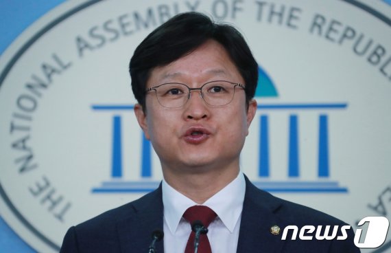 강병원 더불어민주당 의원이 21일 CBS 라디오 '김현정의 뉴스쇼'에 출연해 지소미아 폐기를 주장했다. 강 의원은 지소미아에 대해 "일본의 필요에 의해 체결된 협정"이라고 규정했다. 뉴스1