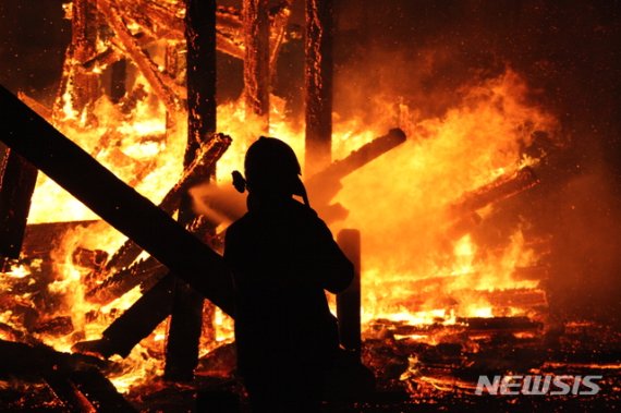 【동해=뉴시스】김태식 기자 = 지난 4월 4일 강원 강릉시 옥계면에서 발생한 산불이 인근 동해시 망상해수욕장으로 번진 가운데 소방대원들이 화마와 사투를 벌이고 있다. newsenv＠newsis.com