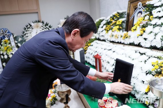 【서울=뉴시스】 고범준 기자 = 진영 행정안전부 장관이 7일 오후 경기도 안성시 공장 화재진압 도중 순직한 소방공무원(故 석원호 소방장) 장례식장을 찾아 옥조근정훈장 추서를 하고 있다. 2019.08.07. (사진=행정안전부 제공) photo@newsis.com