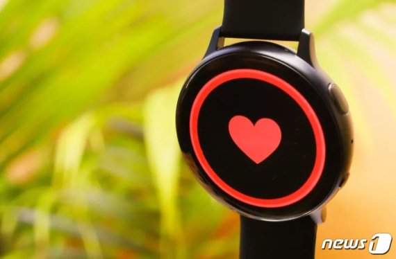 심전도(ECG)'측정 기능을 지원하는 것으로 알려진 삼성 갤럭시 워치 액티브2 (씨넷 홈페이지 갈무리) © 뉴스1