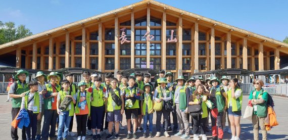 백두산 북파산문에서 한국숲사랑청소년단 단체 기념사진