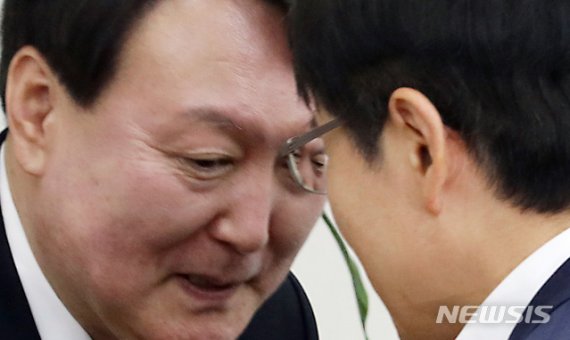 윤석열 신임 검찰총장이 최순실 재산 추적·관리 현황에 대한 질문에 "서울중앙지검에 물어보라"고 답했다. 뉴시스