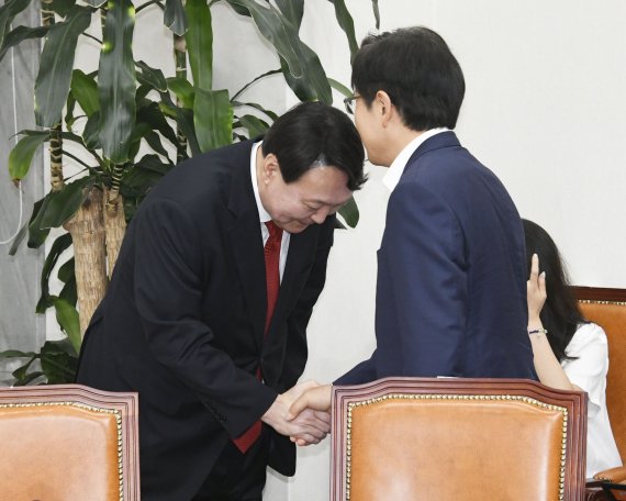 자유한국당 황교안 대표가 8일 서울 여의도 국회에서 윤석열 검찰총장을 접견하고 악수를 하고 있다. 사진=박범준 기자