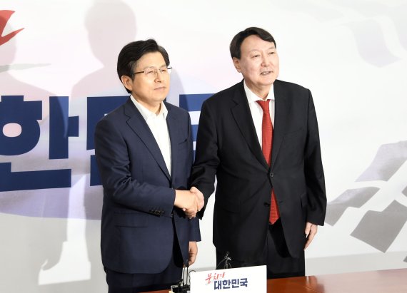 자유한국당 황교안 대표가 8일 서울 여의도 국회에서 윤석열 검찰총장을 접견하고 악수를 하고 있다. 사진=박범준 기자