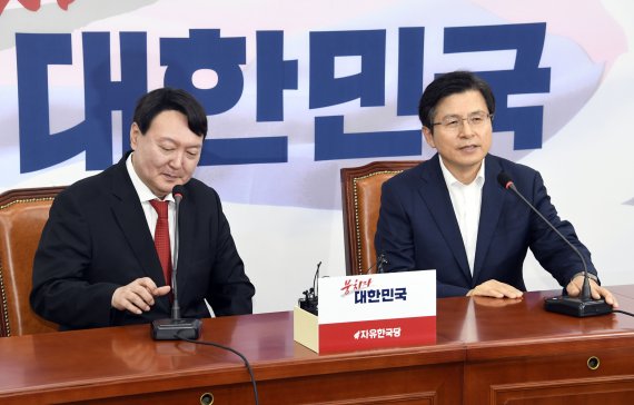 자유한국당 황교안 대표가 8일 서울 여의도 국회에서 윤석열 검찰총장을 접견하고 있다. 사진=박범준 기자