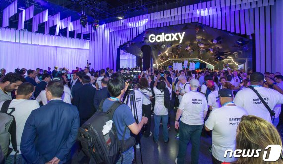 7일(현지시각) 미국 뉴욕 바클레이스 센터에서 열린 '삼성 갤럭시 언팩 2019'에서 참석자들이 하반기 전략 스마트폰 갤럭시노트10를 체험하고 있다. (삼성전자 제공) 2019.8.8/뉴스1