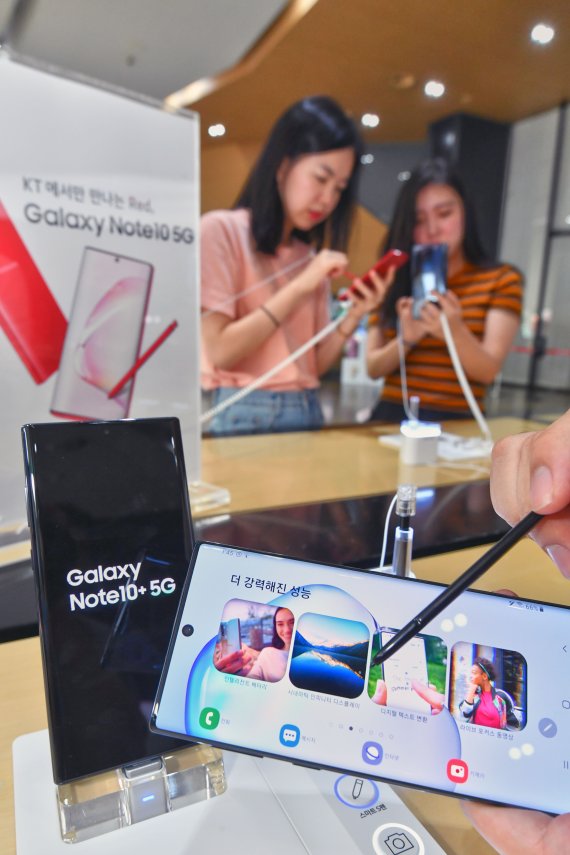 삼성전자가 하반기 전략 스마트폰 '갤럭시노트10'을 공개한 8일 서울 세종대로 KT스퀘어에 마련된 갤럭시노트10 체험존에서 시민들이 제품을 체험하고 있다. 사진=서동일 기자