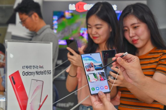 삼성전자가 하반기 전략 스마트폰 '갤럭시노트10'을 공개한 8일 서울 세종대로 KT스퀘어에 마련된 갤럭시노트10 체험존에서 시민들이 제품을 체험하고 있다. 사진=서동일 기자