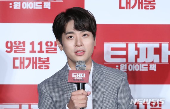 【서울=뉴시스】조수정 기자 = 배우 박정민이 8일 오전 서울 자양동 롯데시네마 건대입구에서 열린 영화 영화 '타짜: 원 아이드 잭' 제작보고회에서 인사하고 있다. 영화 영화 '타짜: 원 아이드 잭'은 오는 9월 11일 개봉한다. 2019.08.08. chocrystal@newsis.com