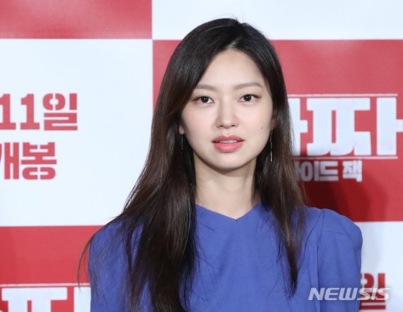 【서울=뉴시스】조수정 기자 = 배우 최유화가 8일 오전 서울 자양동 롯데시네마 건대입구에서 열린 영화 영화 '타짜: 원 아이드 잭' 제작보고회에서 인사하고 있다. 영화 영화 '타짜: 원 아이드 잭'은 오는 9월 11일 개봉한다. 2019.08.08. chocrystal@newsis.com