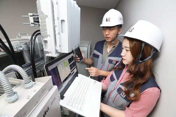 KT 직원들이 5G 인빌딩 서비스 구축 현장을 점검하고 있다. KT 제공