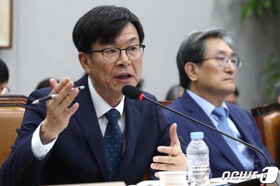 김상조 청와대 정책실장은 9일 CBS 라디오 '김현정의 뉴스쇼'에 출연해 "일본의 금융보복 카드는 없을 것으로 생각한다"고 밝혔다. 뉴스1