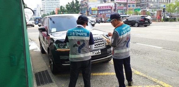 서울시 자전거 교통순찰대가 불법 주·정차된 차량을 단속하고 있다. 자전거 교통순찰대는 자전거 전용도로를 순찰하며 이들 차량을 단속해 교통을 원활케 하는 업무를 맡고 있다. 서울시 제공