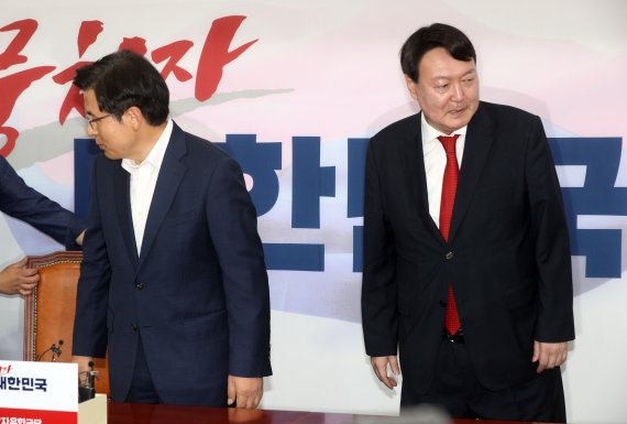 인사하러 온 尹, 檢 인사 지적한 黃황교안 자유한국당 대표(왼쪽)가 8일 국회를 찾은 윤석열 검찰총장을 만나 기념촬영한 후 자리에 앉기 위해 이동하고 있다. 황 대표는 이 자리에서 윤 총장에게 균형 있는 인사와 공정한 수사를 당부했다. 황 대표는 "최근 열심히 하고 역량 있는 검사들이 검찰을 많이 떠나고 있어 안타깝다"며 "너무 특정 영역의 중요한 보직을 특정 영역 검사들이 맡은 것 아니냐는 우려가 있다"고 지적했다. 이에 윤 총장은 "좋은 지적을 해주신 것에 대해 깊이 감사드린다"고 답했다. 뉴시스