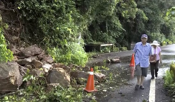 지난 2019년 8월 8일 대만 북동부 이란현에서 지진으로 발생한 낙석이 도로를 막은 모습.AP뉴시스