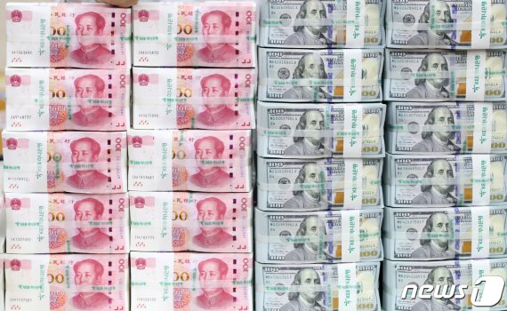 6일 오후 서울 중구 KEB 하나은행 위변조대응센터에서 직원이 미국 달러와 중국 위안화 지폐를 점검하고 있다. 2019.8.6/뉴스1 © News1 박세연 기자