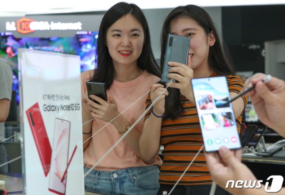 8일 서울 광화문 KT스퀘어에서 모델들이 갤럭시 노트 10과 10+를 시연하고 있다. 2019.8.8/뉴스1 © News1 허경 기자