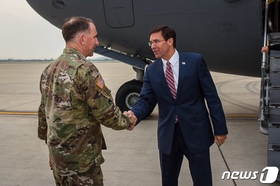 마크 에스퍼 미국 국방장관(오른쪽)이 8일 오후 경기 평택 오산 미 공군기지에 도착, 로버트 에이브럼스 주한미군사령관의 영접을 받고 있다. (마크 에스퍼 미 국방장관 트위터) 2019.8.9/뉴스1