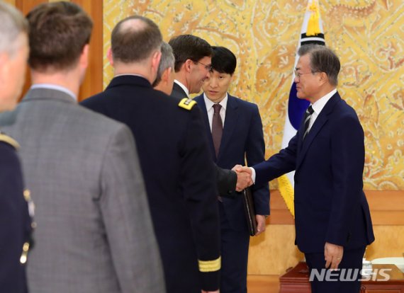 문재인 대통령이 9일 청와대 본관에서 마크 에스퍼 미 국방부 장관과 만나 악수하고 있다. /사진=뉴시스