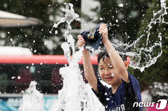 전국 ‘말복’ 무더위.. 제주∙남부 태풍 ‘레끼마’ 영향권