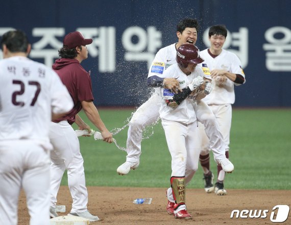 9일 오후 서울 구로구 고척스카이돔에서 열린 프로야구 '2019 신한은행 마이카 KBO 리그' SK 와이번스와 키움 히어로즈의 경기 9회말 1사 2루 상황 키움 김혜성이 역전 끝내기 안타를 친 후 동료들의 물세례를 받고 있다. 이날 경기는 키움 김혜성의 끝내기 안타로 키움이 승리했다. 2019.8.9/뉴스1 © News1 신웅수 기자