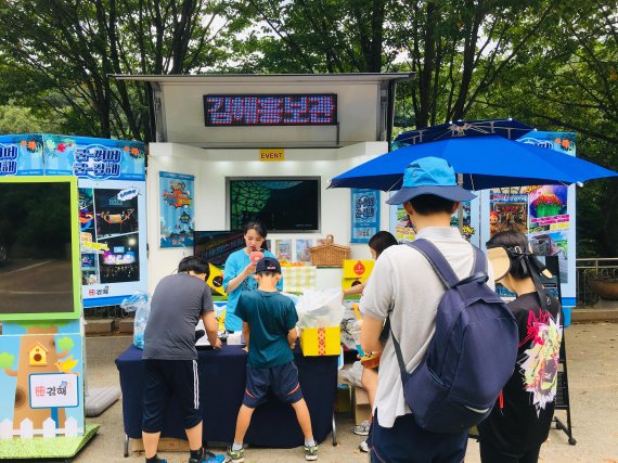 경남 김해시가 서울 연세로 스타광장에서 여름철 김해지역 관광콘텐츠를 알리는 홍보관을 운영하고 있다./사진=김해시