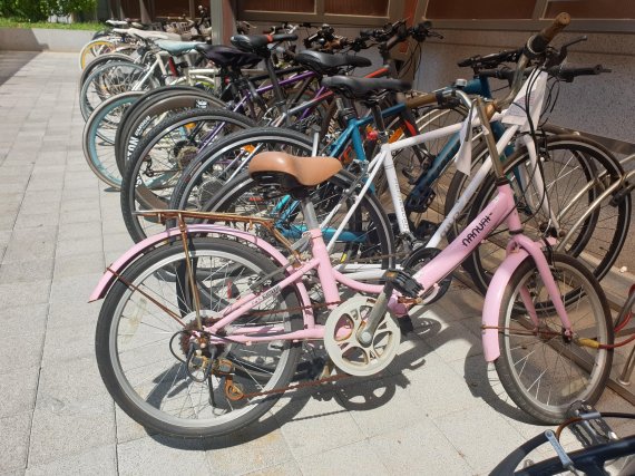 서울 영등포구의 한 민간 자전거 거치대. 체인 등 곳곳에 녹이 슨 자전거들이 오랜 기간 방치돼 있다. / 사진=최재성 기자